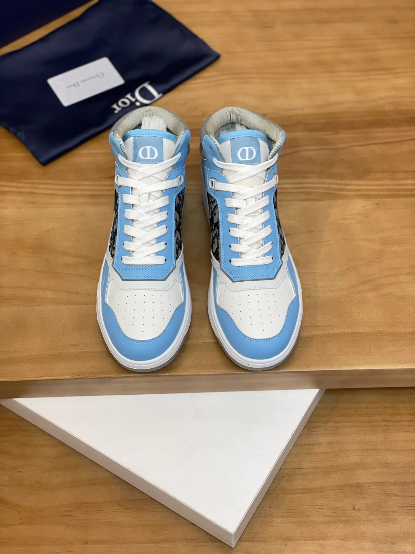 Men's shoes: 💰P460¥ Product trademark: Dior* "Dior*" high-top casual shoes Regular size: 38-44 (can be customized to 45.46) Product materials: Upper imported cowhide stitched with original fabric, breathable lining, original outsole. Number: 1006